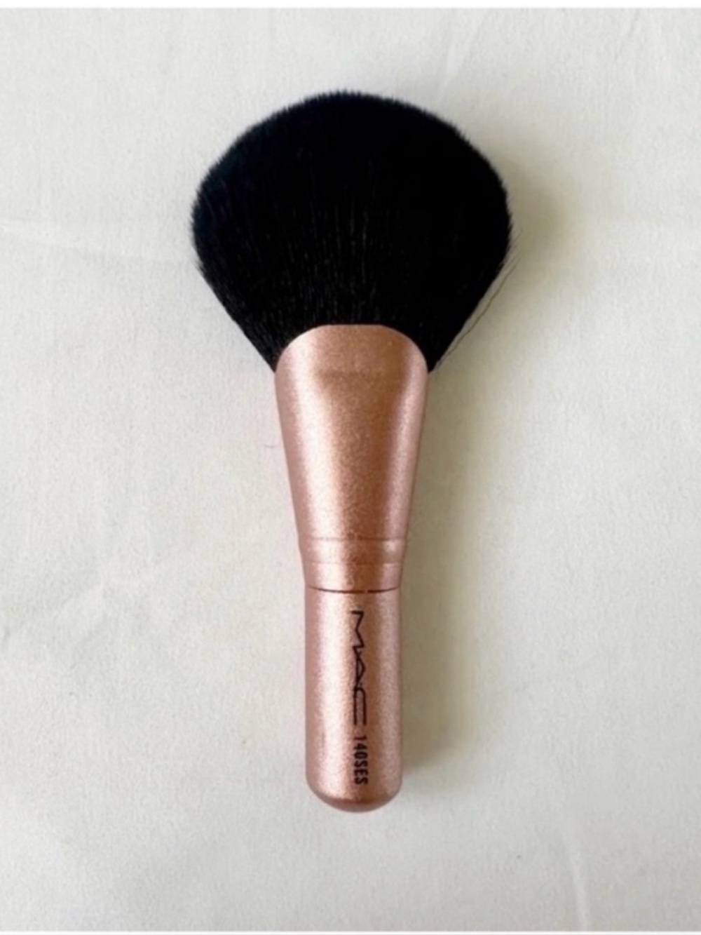 Mac Cosmetics 140SES Limited Edition Fan Brush New with tags
Sealed
